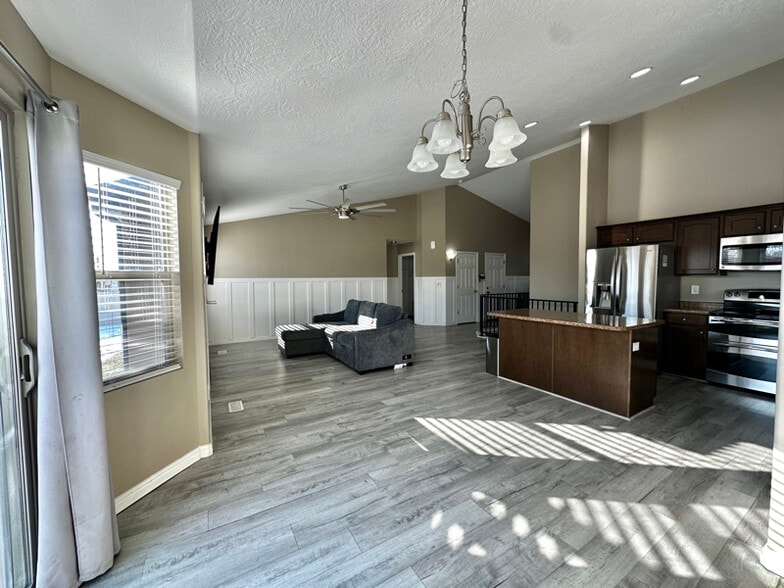 Building Photo - 1976 80 N