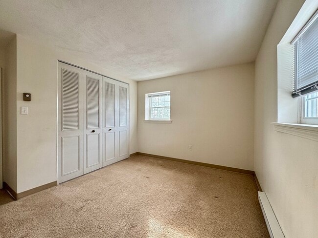 Building Photo - 25 Greentree Ln