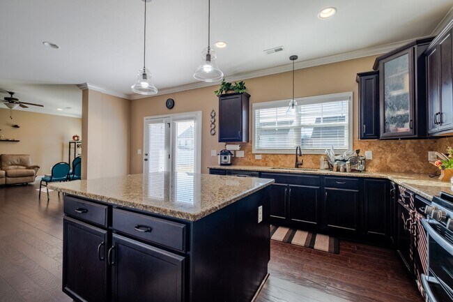 Building Photo - 5773 Highland Grove Dr