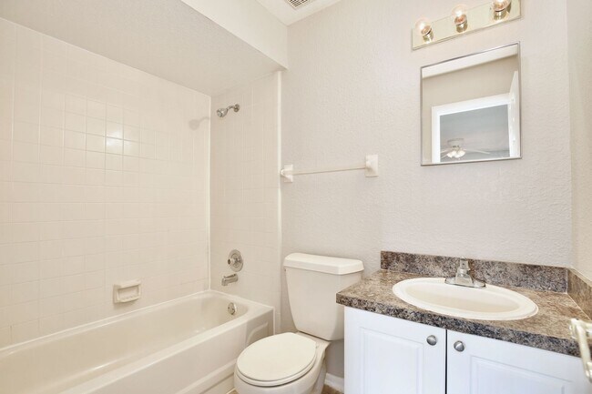 Building Photo - Spacious 2/2 Condo in Hawthorne Village - Orlando! Available Now!