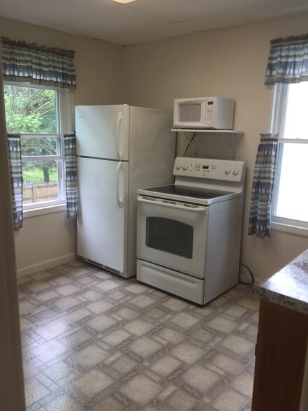Electric smooth top stove, fridge and microwave included. - 3323 Emerson Ave
