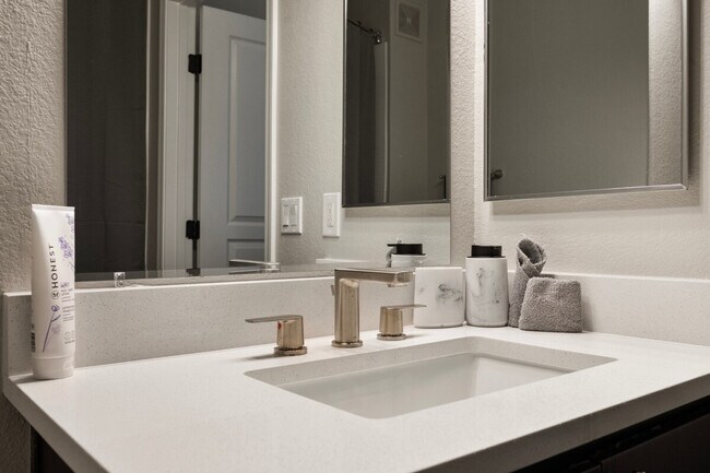 Building Photo - 15 W Villa Rita Dr