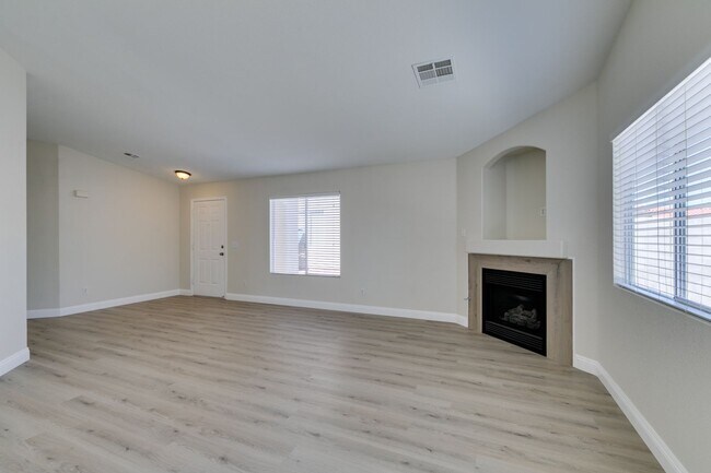 Building Photo - Stunning 3 bedroom, 2 bathroom house located in Silverado Ranch.