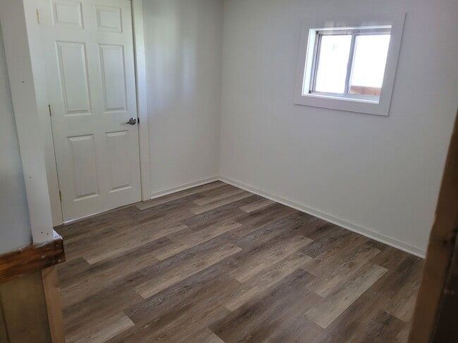Building Photo - 3 BR 1 Bath - Complete Interior Remodel!
