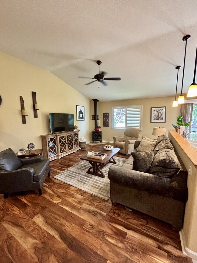 Building Photo - 901 Morgan Ranch Dr