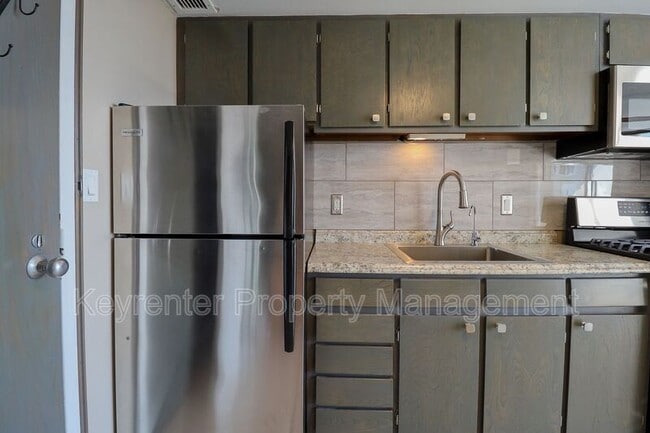 Building Photo - 410 W 7th St