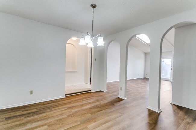 Building Photo - 1808 Ridgewood Dr