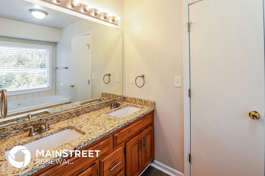 Building Photo - 10926 Rowland Ave