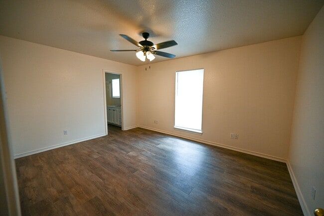 Building Photo - 3 bed 2 bath Duplex Decatur TX