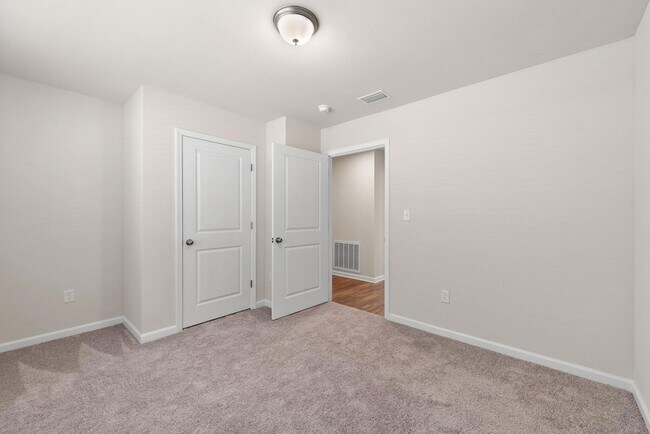 Building Photo - 511 Whispering Creek Ave
