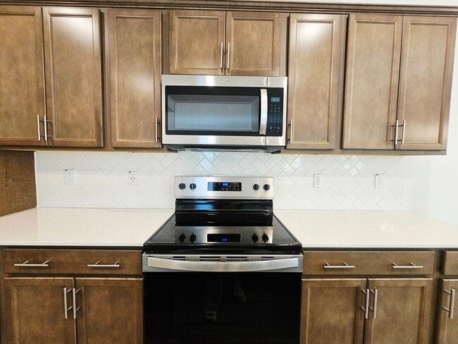 Building Photo - Gated Community with Amenities!