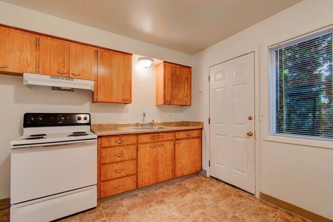 Building Photo - 2bed/1bath Available NOW! SPRING SPECIAL 1...
