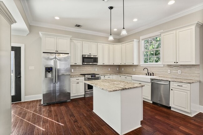 Building Photo - Gorgeous 3BD/3.5BA Uptown Home with A Large Fenced in Backyard