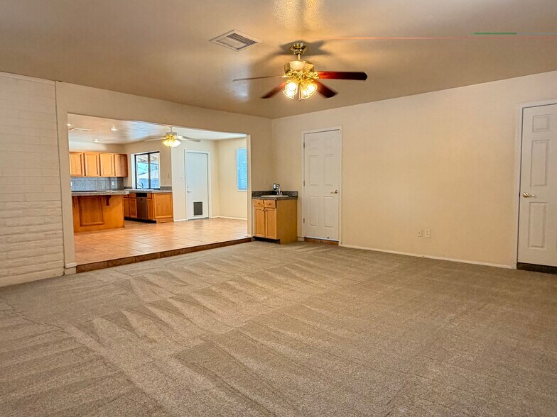 Family Room - 2163 E Manhatton Dr