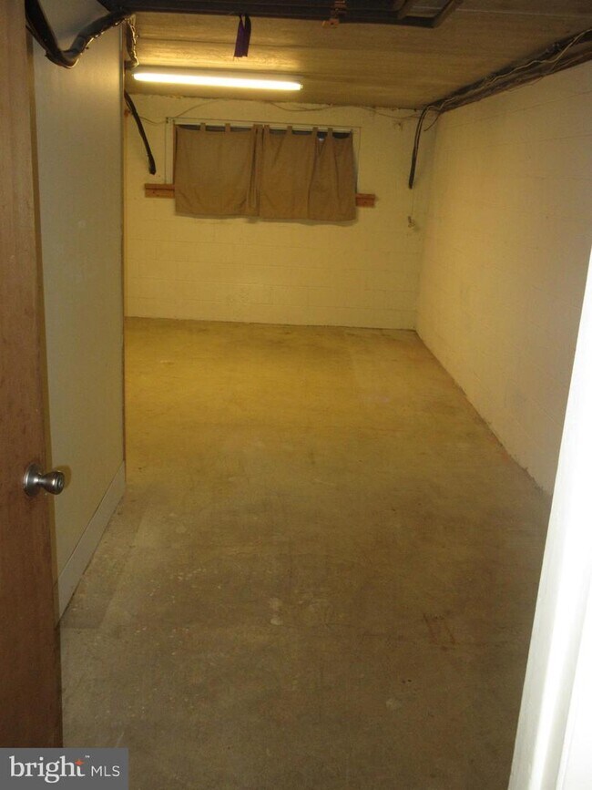 Building Photo - 820A Putnam Blvd