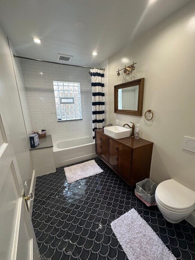 Building Photo - 2030 W Estes Ave