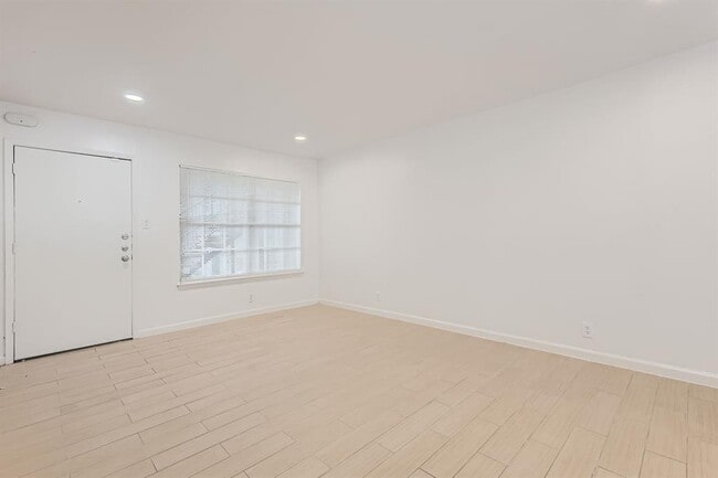 Building Photo - 300 Crockett St