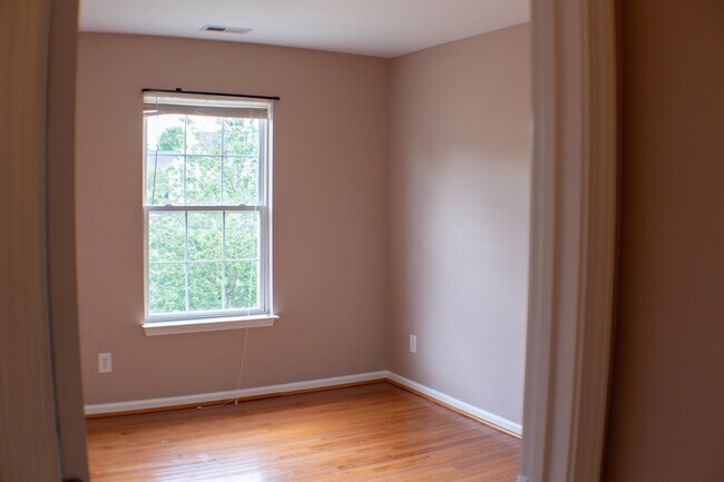 Building Photo - 5145 Mabe Dr