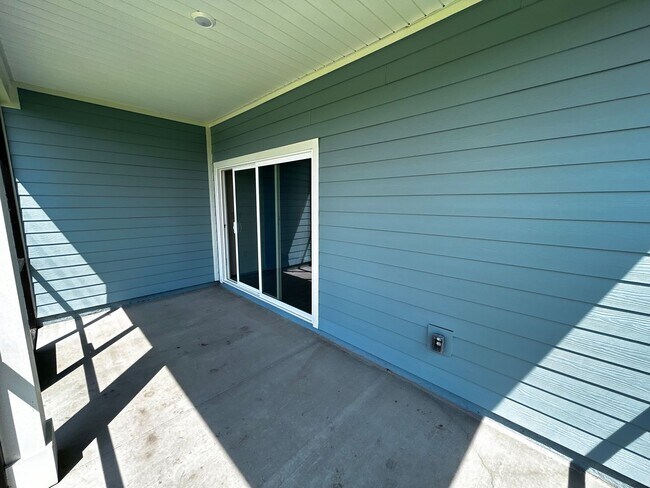 Building Photo - Brand New Pristine 4/3 minutes from River ...