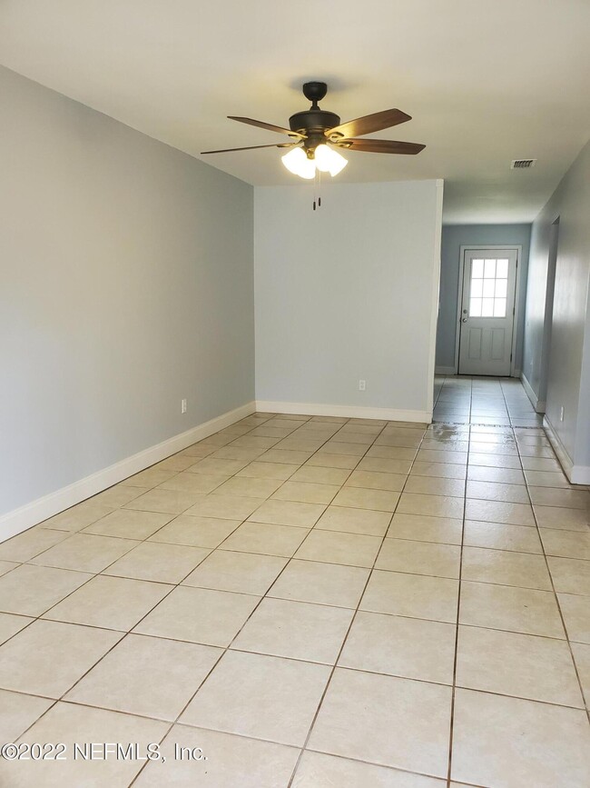 Building Photo - 1325 Solar Cir