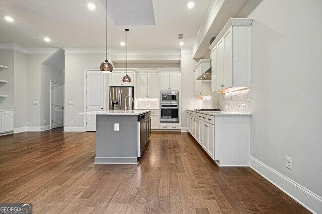 Building Photo - 123 Village Green Ave