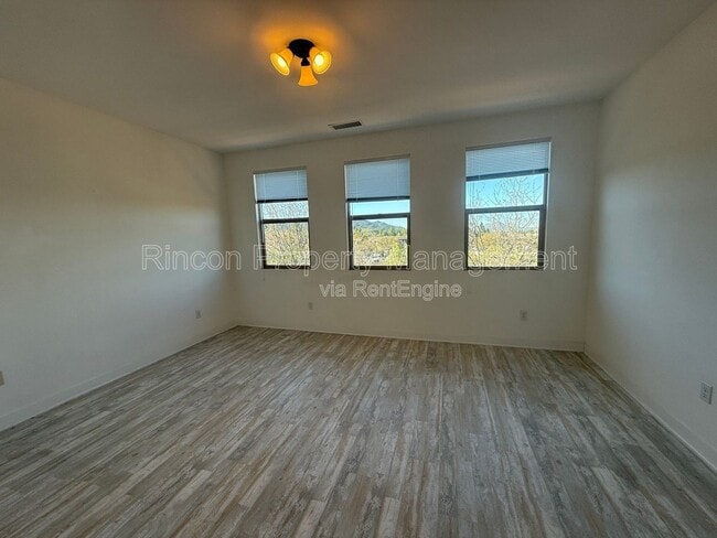 Building Photo - 43 Jensen Ct