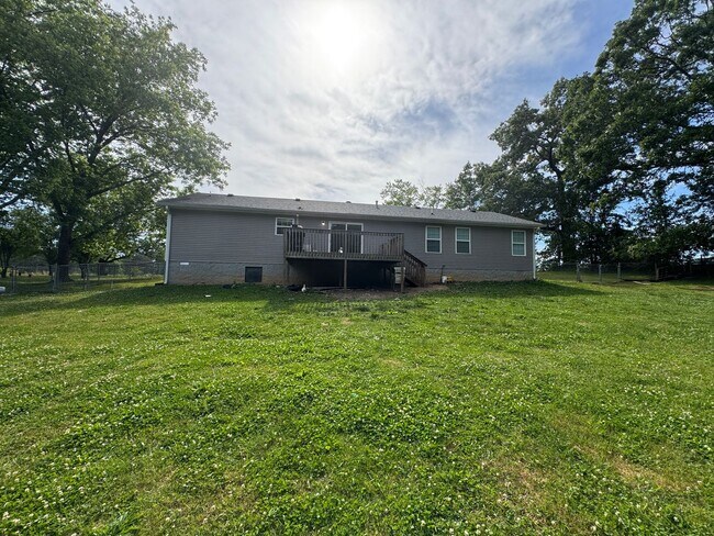 Building Photo - Country living on the outskirts of Nashville with 4 large beds, 2 baths, a bonus room and over an...