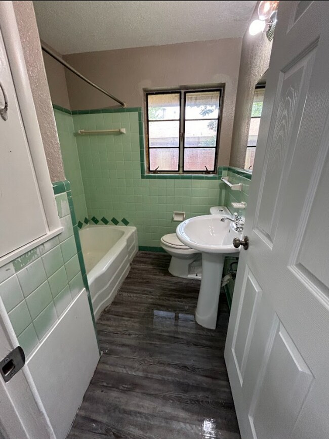 Building Photo - Cute 4 Bedroom Home