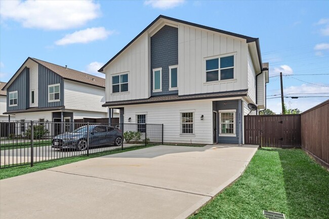 Building Photo - 2002 Lynnfield St