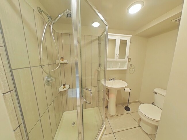Building Photo - "3-Bed Home in Sterling Heights: Granite K...