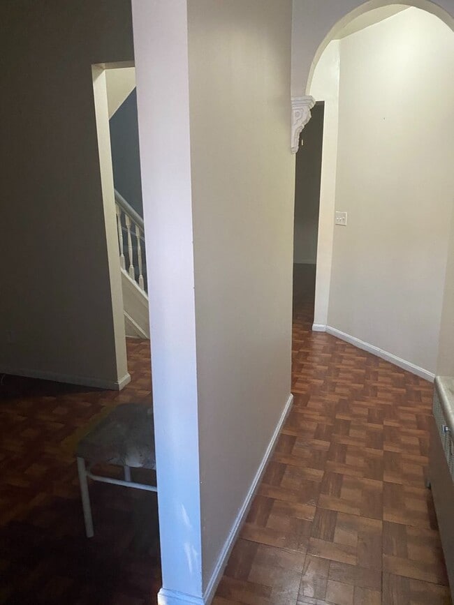 Building Photo - Spacious Rooms! W/D! Available Now!