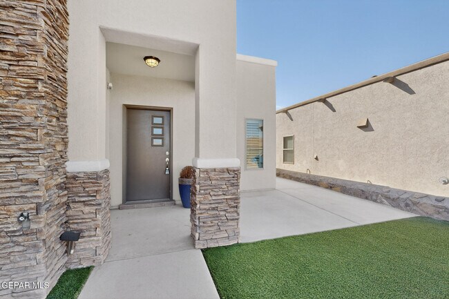 Building Photo - 320 S Manzanita Dr