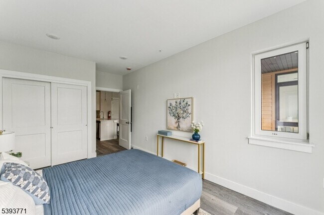 Building Photo - 140 W Webster Ave