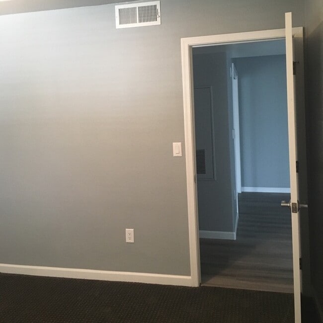 Building Photo - Stylish Upgraded One-Bedroom Condo in a Gated Community!