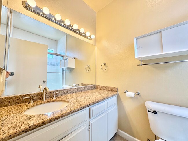 Building Photo - Modern 1BR in Valley Glen w/ Fireplace + Balcony