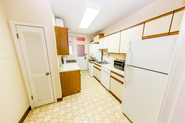 Kitchen - 503 N Arthur Ashe Blvd