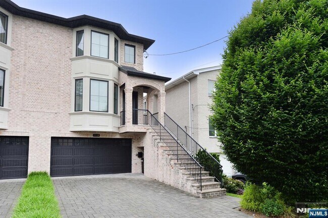 Building Photo - 247 Hoym St