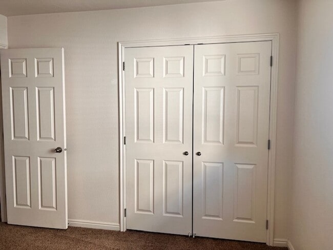 Building Photo - 3 Bed 2 bathroom house