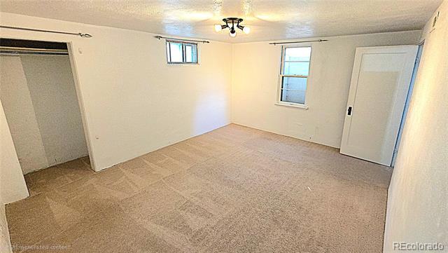 Building Photo - 916 Custer Ave