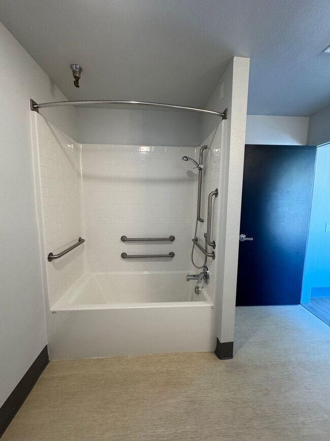 Building Photo - Ideal roommate setup: 2-bedroom, 2-bath unit.  Both bathrooms are ensuite  - ALL UITILITIES INCLU...