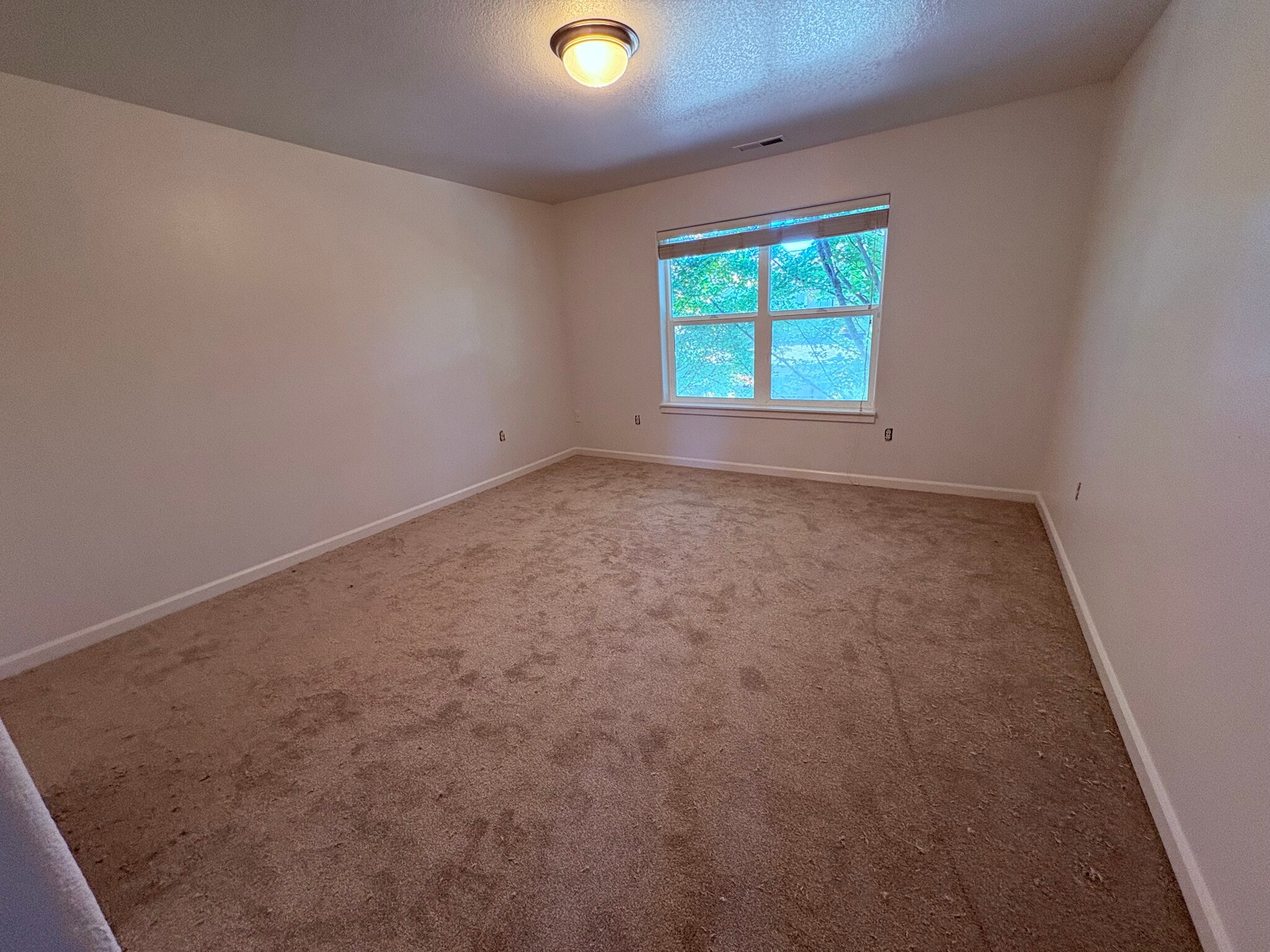 primary bedroom - 2066 NW Yohn Ranch Drive