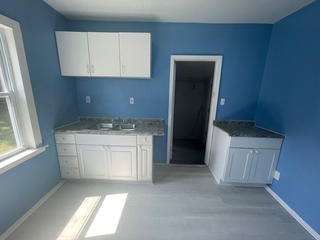 Building Photo - Section 8 Accepted! Spacious Newly Renovat...