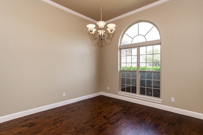 Building Photo - Must See Home!