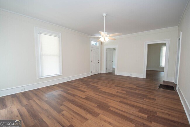 Building Photo - Will not last! Walk to the square in Newna...