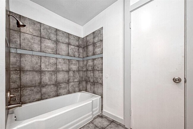 Building Photo - 7119 Farnsworth St