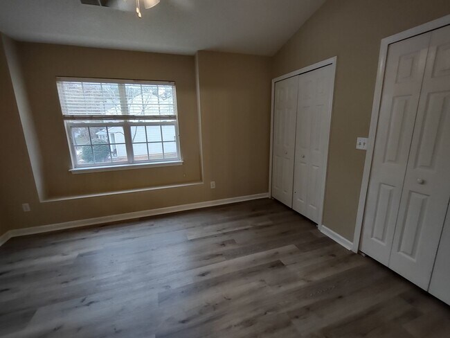 Building Photo - Pristine, move in ready Townhome located in the Holly Ridge Complex!