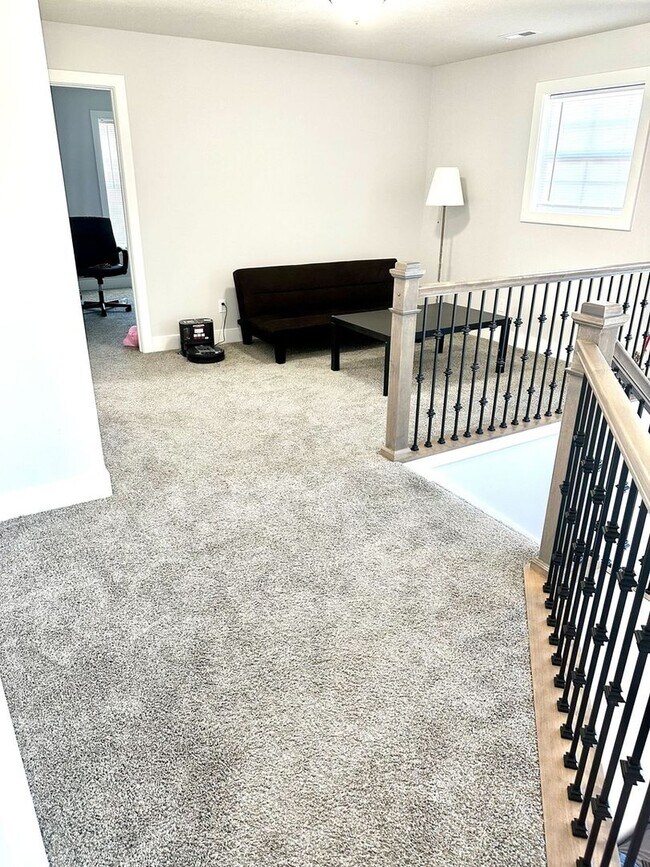 Building Photo - Spacious 5 Bed Home in Bloomington