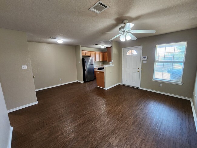 Building Photo - Roomy 3 Bedroom Duplex In S. Fort Worth