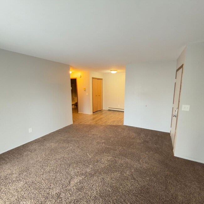 Building Photo - Large One Bedroom Apartment! Washer and Dryer in Unit!