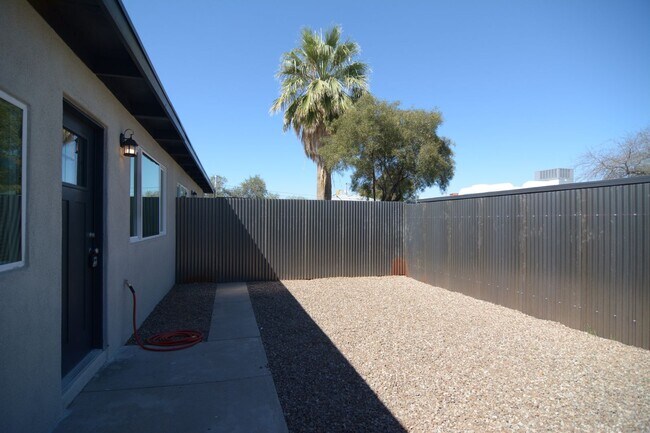 Building Photo - Remodeled 2 Bedroom 1 Bath Duplex! Great Central Tucson Location!